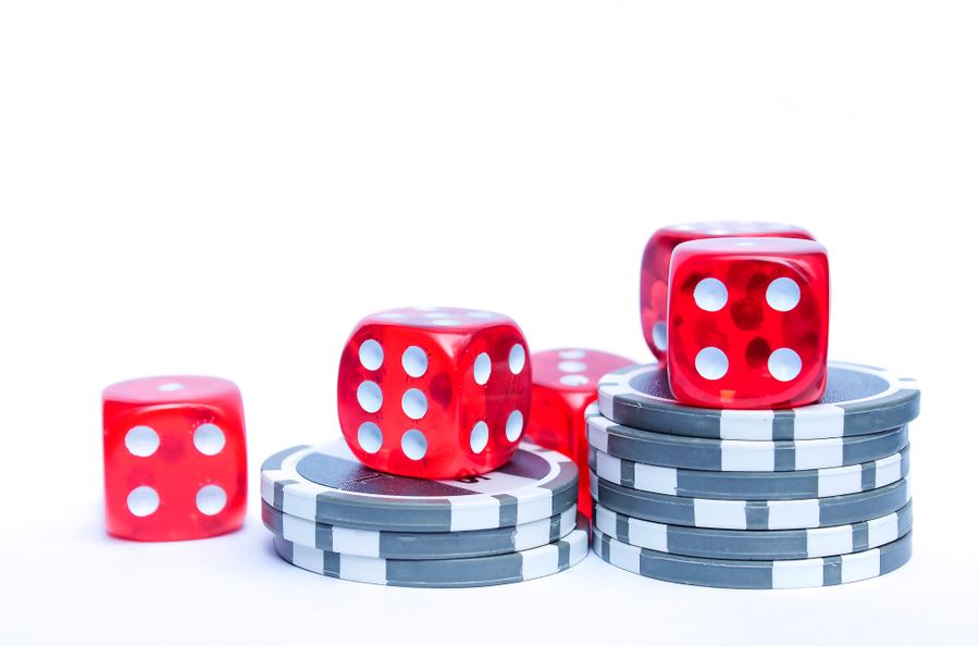 Dadu merah dan chip kasino — daftar akun Qq333bet