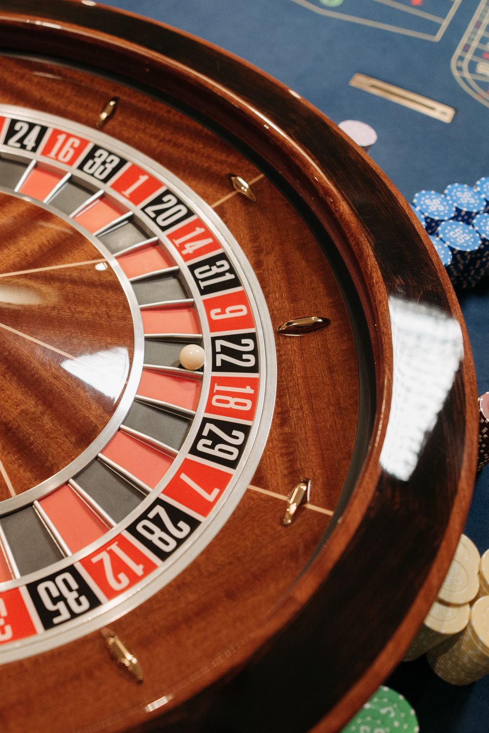 Meja roulette dengan tumpukan chip kasino — panduan live casino Qq333bet