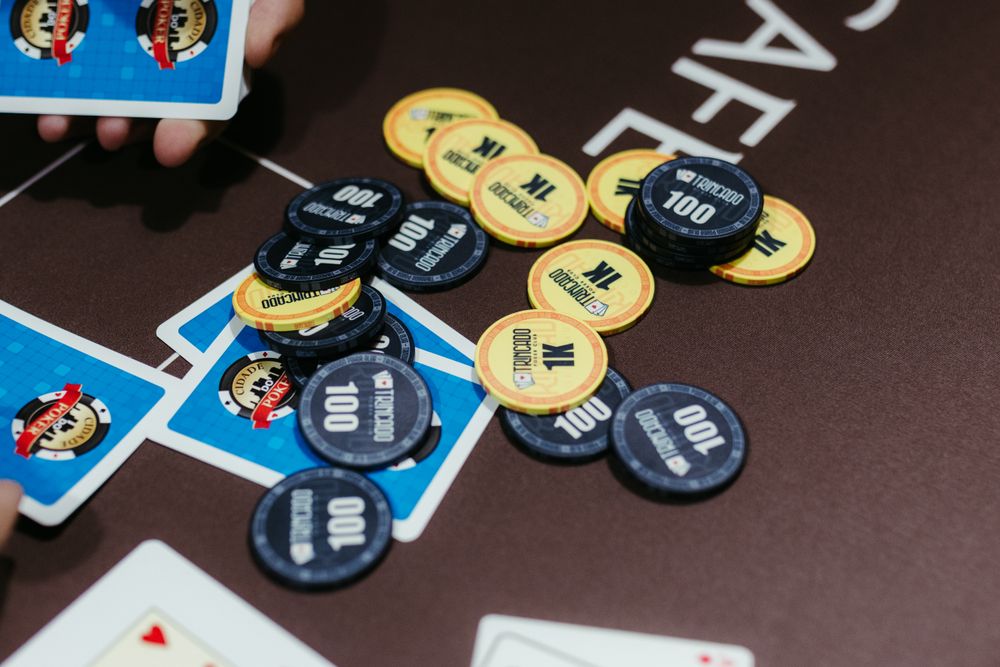 Chip dan kartu poker di atas meja — panduan poker online Qq333bet