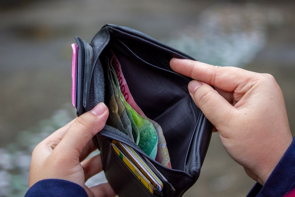 Dompet berisi uang rupiah — bonus reload harian Qq333bet