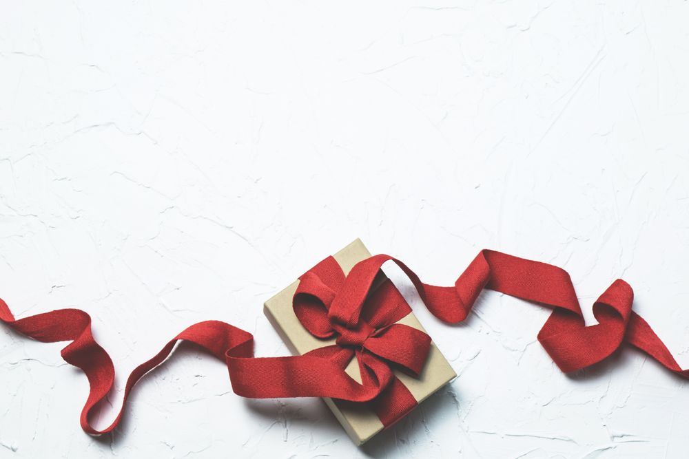 Kotak hadiah dengan pita merah — pusat promosi Qq333bet