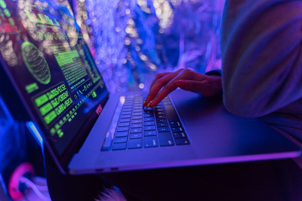 Pengguna memperkuat keamanan akun di laptop — ilustrasi standar editorial Qq333bet