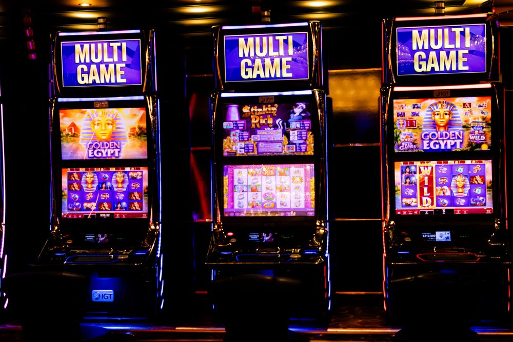 Barisan mesin slot bercahaya di kasino — ilustrasi panduan slot online Qq333bet