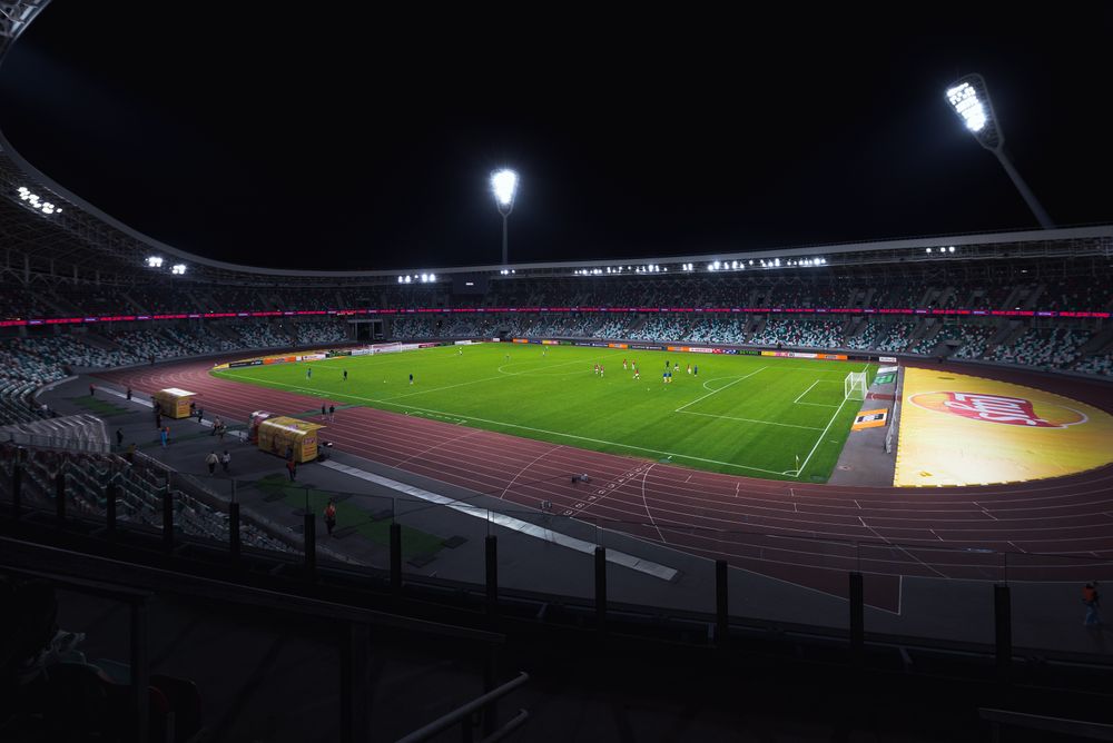 Stadion sepak bola menyala di malam hari — panduan sportsbook Qq333bet