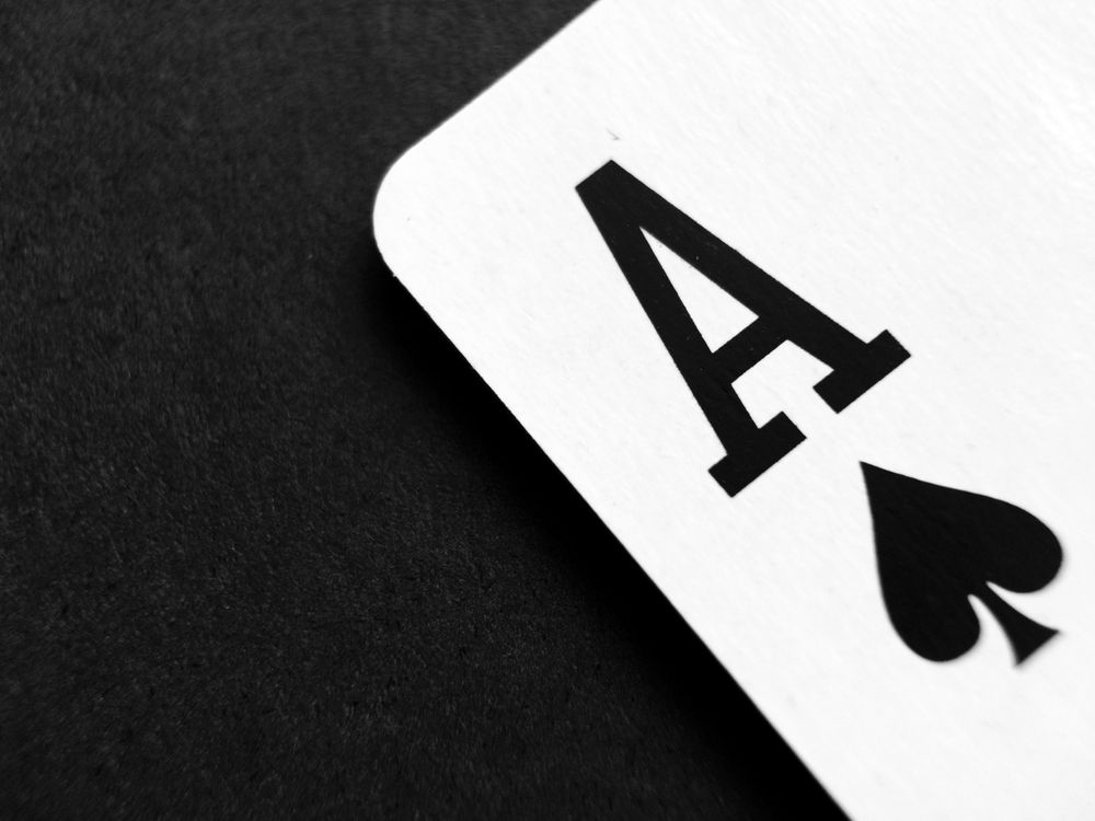 Empat kartu as terbuka di atas meja — standar editorial Qq333bet